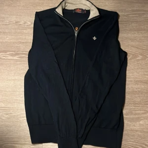 Morris zip hoodie  - Säljer Morris zip merinoull hoodie i storlek xs. Säljs då den inte passar, skick 10/10. 
