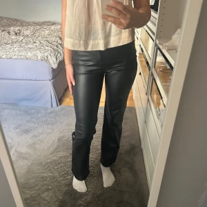 Skinn byxor - Skit snygga skin byxor från hm💞