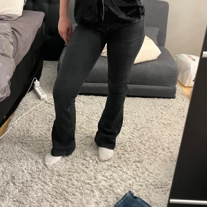 Bootcut svarta jeans - Aldrig använda då de är lite för långa för mig som är 160 dessa är köpta utomlands så vet inte butiken 