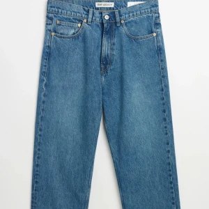 Our Legacy Third cut jeans - Säljer ett par blåa third cuts. De är använda kanske 6 ggr. Lite slitna vid benöppningen och stygnen på bakfickan har gått upp på ett ställe(fabriksfel). I övrigt i i princip oanvänt skick. Kan ge fler bilder vid behov. Nypris 3300kr