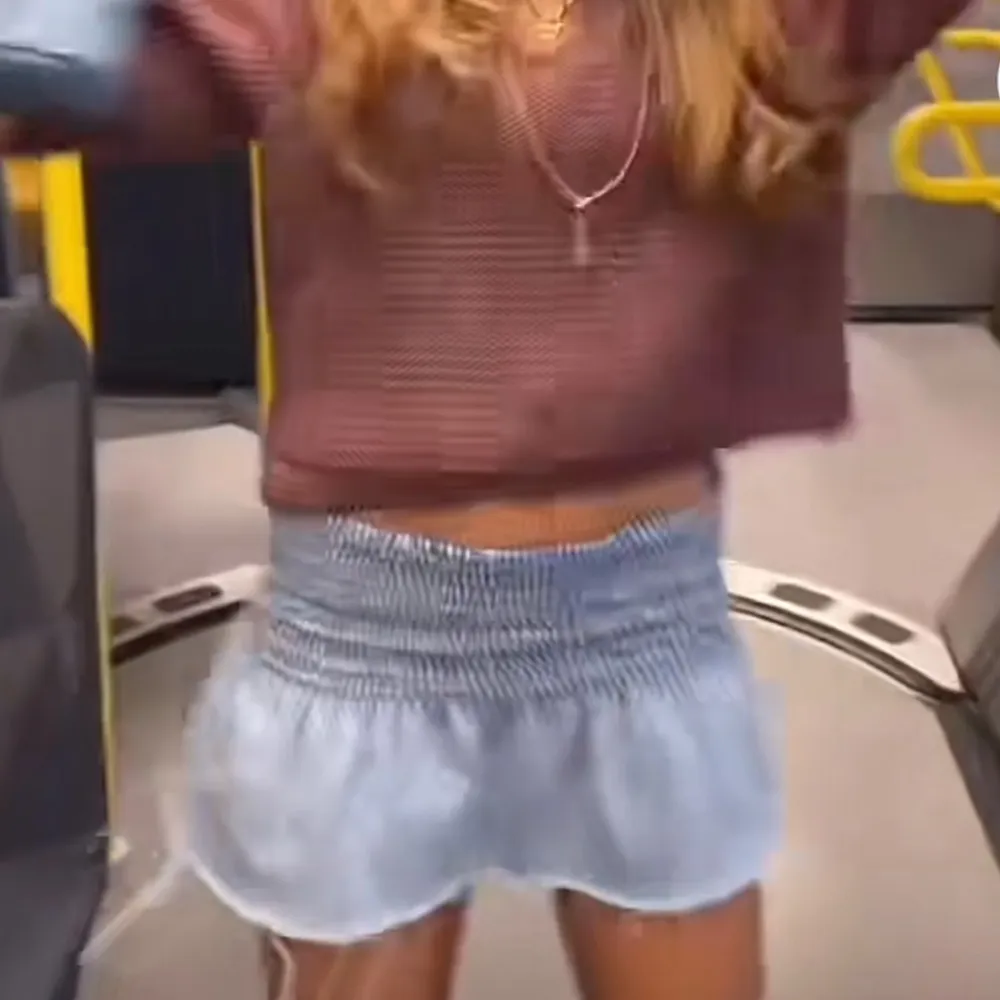 Jätte snygg volang jeans kjol med stretch som man även kan använda som top.. Kjolar.