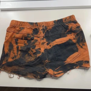 Lågmidjade tie-dye shorts  - Säljer dessa super coola tie-dye shorts med låg midja! De är tyvärr lite för små för mig och säljs av den anledningen, inga defekter!🌸