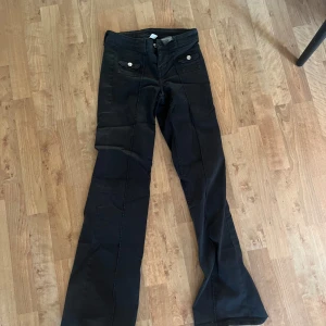 Jeans  - Säljer dessa snygga jeans med fina detaljer på framsidan och utan fickor på rumpan. Passar mig perfekt i längden som är 161!