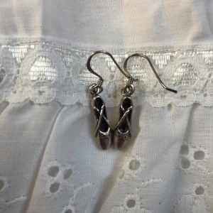 Ballerinaskor örhängen🩰 - Små silverörhängen i form av balletskor•✩༄*