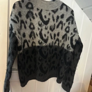 Snygg unik stickad tröja  - Snygg leopard tröja 
