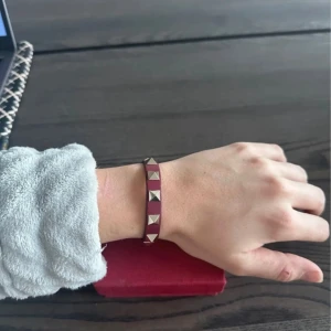 Vinrött valentino armband  - Hej! Säljer detta valentino armband i fint skick, armbandet är sparsamt använt och låda och dustbag tillkommer :) hojta till vid frågor! 