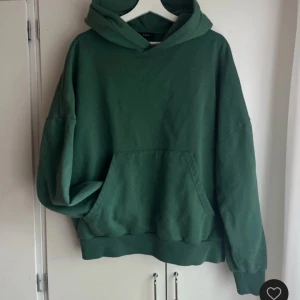 LXA hoodie - Säljer min gröna lxa hoodie!! Använd men inga tecken på slitage. Storlek M och sitter snyggt oversized på mig som annars brukar ha S 