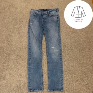 Jack & Jones jeans med slitningar - Skick 9,5/10 nypris 700kr   Hör av er vid frågor!