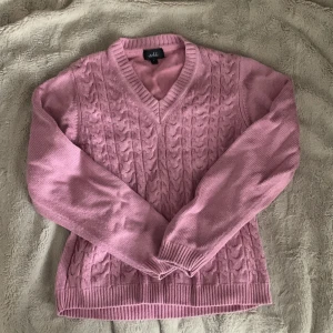 Stickad tröja  - Jätte fin stickad tröja köpt här på Plick, den är originellt från märket Isolde. Jätte fin V ringat och är perfekt till hösten då materialet är lite tjockt. 💗