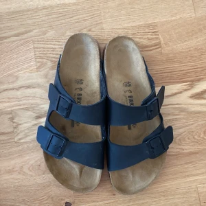 Birkenstock - Oanvända helt nya. Slängde kartongen då jag fick dessa av jobbet och tänkte att dem skulle komma till använding vilket de inte gjorde. 