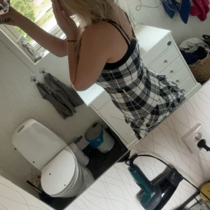 Gammal dags fin klänning  - En gammaldags fin klänning, inte använd så mycket den är i fint skick. Våga skriv om du är intresserad ❤️