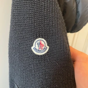 Moncler cardigan - Nu säljer jag denna klockrena moncler cardigan i st M, Bra skick använd sparsamt! Dustbag ingår och finns orderbekfräftelse priv!  Hör gärna av er för fler frågor eller bilder! Pris kan diskuteras