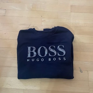 Hugo boss tröja  - Boss tröja till salu för ett bra pris. Jätte fin tröja som är perfekt för den kommande hösten. Skriv vid funderingar😁 Storlek S