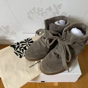 Isabel Marant Étoile Bobby sneakers i färgen brun-grå, perfekt nyans till hösten! Storlek 38 men passar bra för 37-39. Knappt använda i superfint skick.   Har endast 1 box och 1 dustbag kvar så först till kvarn. 