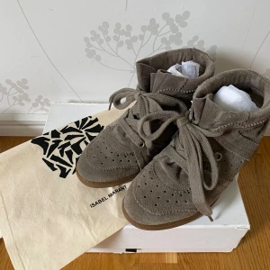Isabel Marant skor - Isabel Marant Étoile Bobby sneakers i färgen brun-grå, perfekt nyans till hösten! Storlek 38 men passar bra för 37-39. Knappt använda i superfint skick.   Har endast 1 box och 1 dustbag kvar så först till kvarn. 