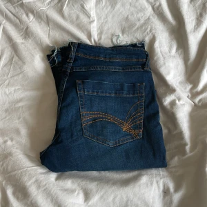 Low rise jeans från hm - jeans från hm köpta i maj💕 tyvärr är de förstora på mig😢  jag har lagt ner jeansen (bild 2)💕 skriv till mig ifall du har frågor eller funderingar💕 köpta för 249kr