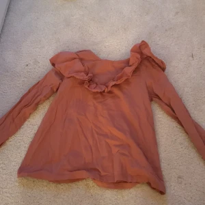 Fin blus med volang. Gammel rosa  - Använd och i bra skick! 👍🏻