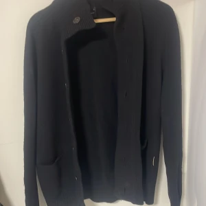 Peak preformance cardigan - Säljer denna peak cardigan|| Skick 9/10 använd hyfsad mycket men det märks inte Jag är 183 typ och den passar perfekt Skriv vid minsta fundering