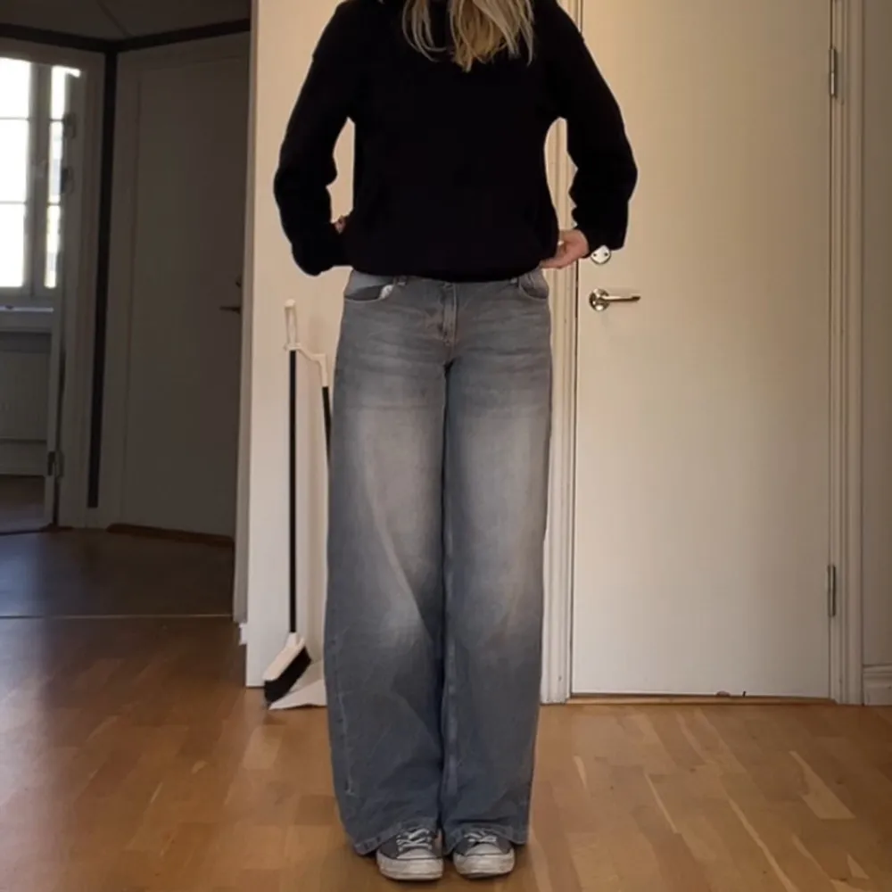 säljer dessa sprillans nya baggy jeans från ASOS då jag köpte en storlek för liten 🙌🙌 jätte fin färg och perfekt passform, köpte för ca 360 kr 🙏🏼. Jeans & Byxor.