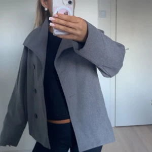 kappa - en perfekt kappa till hösten som kommer nu, har inte använt den så mycket då jag köpte den i vintras! intresserad kontakta för mer information 🍁💕