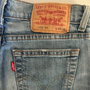 Levis jeans lågmidjade  - Snygga lågmidjade jeans i fint skick, slita nertill vilket syns på sista bilden💘