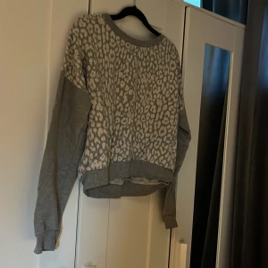  Leopard tjocktröja  - En jätte fin grå Leopard och tjocktröja som har använts runt tre gånger säljer den för att den inte kommit till användning skriv skriv till mig om ni har några frågor eller vill se någon mer bild