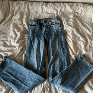 Never denim regular wide! - Hög midjade, regular wide jeans från Never denim i vanlig jeans blå!