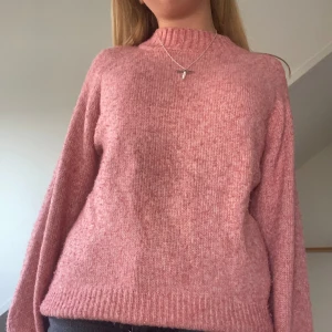 Rosa stickad tröja - Säljer en supermysig rosa stickad tröja från zara. bra skick💗