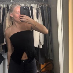 NA-KD topp - En söt liten topp från NAKD som inte kommit till användning alltså bara testad. Prislapp är kvar! Man kan ha den på två sätt som ni ser på bilderna. Köpt för 200kr