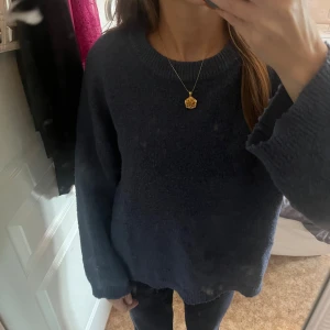 Stickad tröja - Marinblå stickad tröja💓