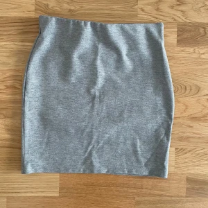 Grå minikjol  - Grå minikjol från Cubus i storlek XS. Fint skick 