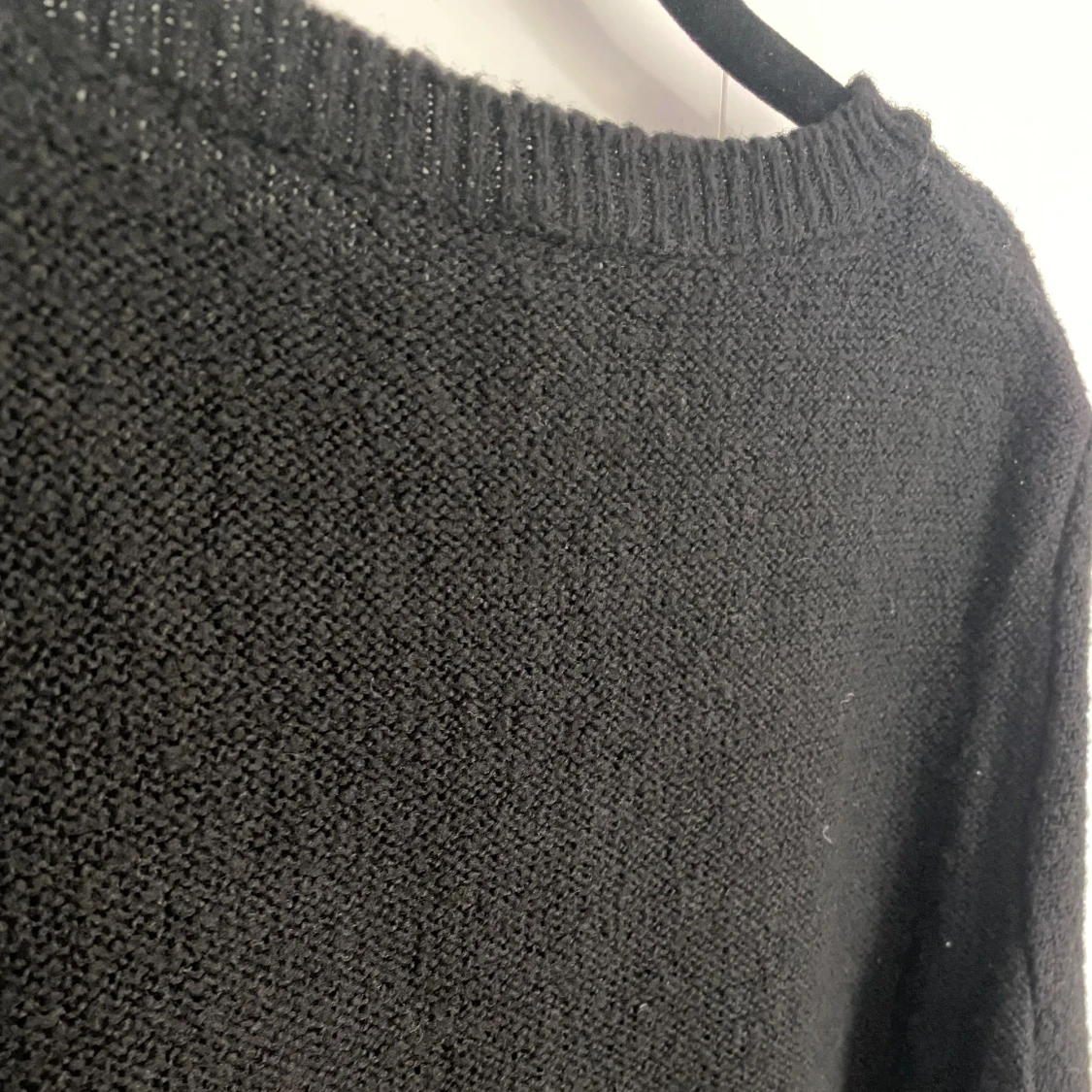 Svart stickad tröja med glitterdetalj - 92