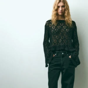 Stickad tröja - Superfin stickad tröja som är lite unik o har lite volang ärmar. Den är endast använd en gång o jag säljer den dö den inte riktigt är min stil.