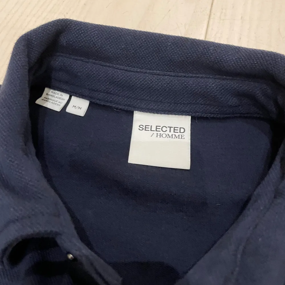 Säljer nu min skit snygga overshirt från selected homme, säljer den pga att jag har flera andra overshirts som kommer till användning över denna. Det finns inga defekter eller fläckar på varan. Perfekt overshirt nu till hösten 🍁 🍂 . Skjortor.