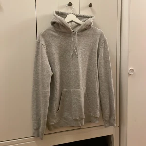 Snygg grå hoodie - Grå hoodie i superbra skick! 