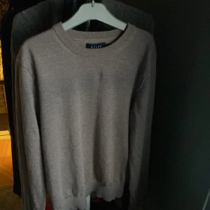 Beige tröja från Riley - Säljer en stilren beige tröja från Riley. Den är perfekt för både höst och vinter med sin mjuka och bekväma passform. liten i storleken och skulle där med säga xs/s 