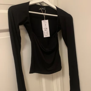 Svart tröja från Gina Tricot  - Säljer denna helt nya toppen från Gina då den inte riktigt passa mig och jag slängde kvittot ❤️ nypris är 260kr
