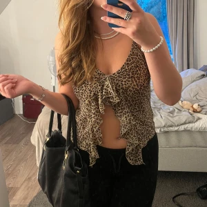 Leopard linne  - Säljer detta leopard linne då den är för liten, endast amvänd 2 gånger💗