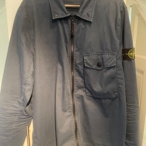 Stone island overshirt - Säljer en overshirt i fint skick utan några skador eller problem, skick 10/10. Perfekt nu till våren, nypris: 4899kr Vid frågor är det bara att skriva!