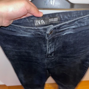 Byxor  - Det är jätte fint jeans, det bli små för mig därför jag vill sälja den annars det va bra för mig 