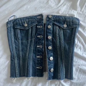 Zara Jeans Topp!! - Snygg jeans topp från Zara i bra skick💕Knappt använd och säljer på grund av att den blivit för liten