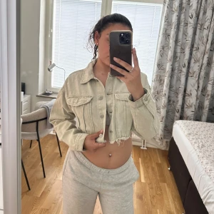Cropped jeans jacket - Beige jeans jacka från plt som jag inte använt mycket. Den är perfekt för att ha över en outfit utan att föstöra den, då den är kort beige.  
