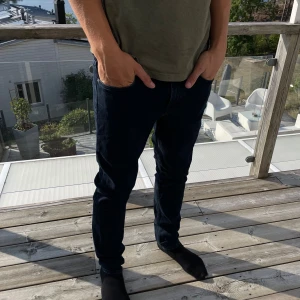 Slimfit jeans arket - Slimfit jeans från arket i storleken 29/32. Skicket är 10/10 då jeansen bara använts 2-3 gånger. Skriv gärna vid intresse. Pris kan diskuteras.