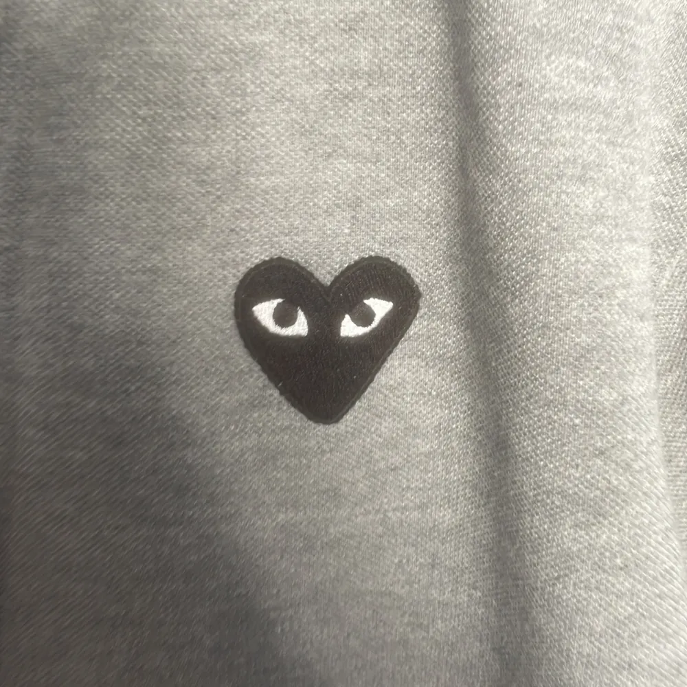 Comme des garcons piké köpt på Plick för 450 har använt 2 gånger står L men passar M/S.. T-shirts.