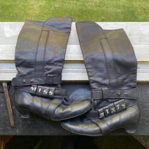 Miss Sixty boots - Dessa vintage Miss Sixty boots gör ont att sälja bort. De har en perfekt liten klack som gör de enkla att gå i. Säljer flera skor pga flytt. Om du vill se fler bilder eller har några frågor är det bara att höra av dig 😊