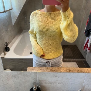 Supermysig gul stickad tröja - Supermysig stickad tröja som är så bekväm! Köpt second hand o står ingen storlek eller märke men skulle uppskatta att det är en storlek s!🤗💕