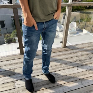 Levis 511 - Levis 511 Jeans i storleken 30/32 i väldigt fint skicka ( 7/10). Knappt använda nästan nya. Skriv gärna vid intresse. Pris kan diskuteras