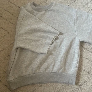 Grå tröja med korta armar - Säljer en så fin grå tröja från Gina Tricot! Nyskick! Har klippt av armarna själv!💓 Pris kan diskuteras 