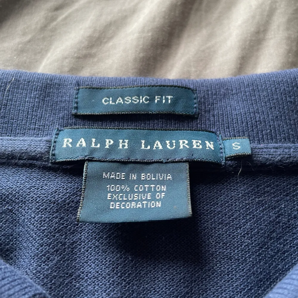 Snygg Ralph Lauren piké. Köpt på second hand och jag tror det är en äldre modell pga annorlunda neck tag. Den är i bra skick och har inga defekter. Jag på bilderna är 185 och väger runt 70kg.  Kontakta mig för fler bilder eller frågor 😁 . T-shirts.