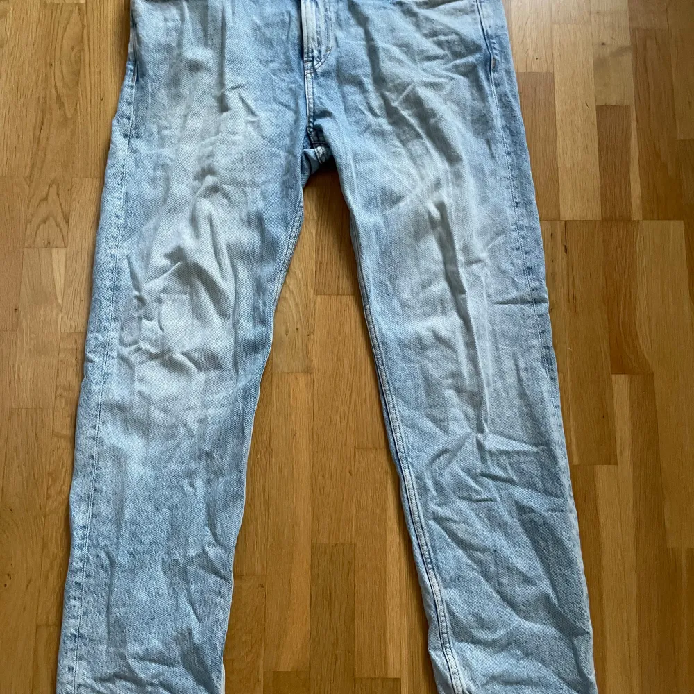 Ett par ljusblåa relaxed fit jeans från H&M Skick:Bra Pris:100(pris kan diskuteras) Storlek:32/30. Farkut & Housut.